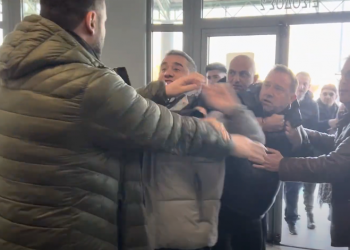 Κλείδωσαν τον Αγοραστό στην Περιφέρεια για να γλιτώσει από την επίθεση των συγγενών θυμάτων Τεμπών – Φυγαδεύτηκε από την Αστυνομία!