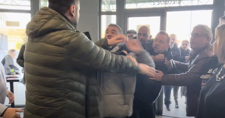 Κλείδωσαν τον Αγοραστό στην Περιφέρεια για να γλιτώσει από την επίθεση των συγγενών θυμάτων Τεμπών – Φυγαδεύτηκε από την Αστυνομία!