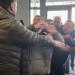 Κλείδωσαν τον Αγοραστό στην Περιφέρεια για να γλιτώσει από την επίθεση των συγγενών θυμάτων Τεμπών – Φυγαδεύτηκε από την Αστυνομία!