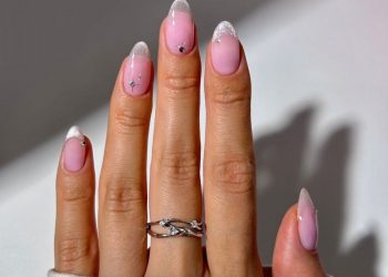Xmas manicure: 10 λαμπερά nail arts που πρέπει να αντιγράψεις τώρα την εορταστική σεζόν