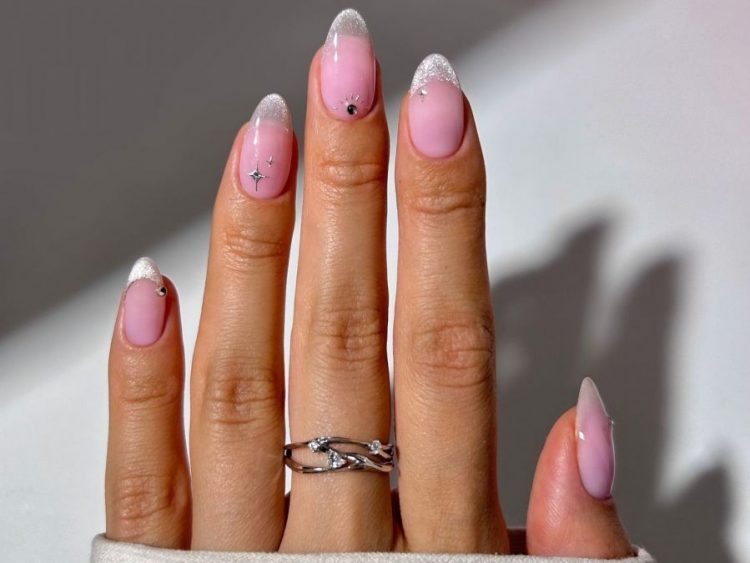 Xmas manicure: 10 λαμπερά nail arts που πρέπει να αντιγράψεις τώρα την εορταστική σεζόν