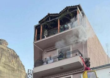 Μεγάλη φωτιά σε ξενοδοχείο της Καλαμπάκας – Μάχη για τον απεγκλωβισμό των ενοίκων
