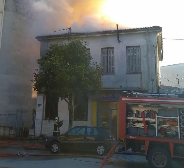 Ρακένδυτη γριούλα έκρυβε θησαυρό: 400 χρυσές λίρες ανακαλύφθηκαν σε καμένο σπίτι στα Τρίκαλα!