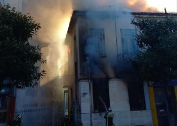 Φωτιά σε κατοικία στο κέντρο των Τρικάλων