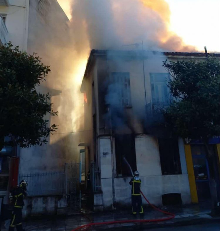 Φωτιά σε κατοικία στο κέντρο των Τρικάλων
