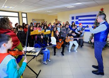 Μαθητές του 23ου Δημοτικού Σχολείου Λάρισας «Ευαγόρας Παλληκαρίδης» είπαν τα Χριστουγεννιάτικα Κάλαντα στον Περιφερειάρχη Θεσσαλίας Δημήτρη Κουρέτα