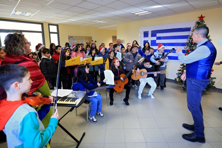 Μαθητές του 23ου Δημοτικού Σχολείου Λάρισας «Ευαγόρας Παλληκαρίδης» είπαν τα Χριστουγεννιάτικα Κάλαντα στον Περιφερειάρχη Θεσσαλίας Δημήτρη Κουρέτα