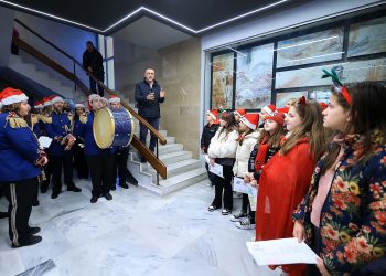 Χριστουγεννιάτικα κάλαντα στην Περιφέρεια από τους μαθητές του 4ου Δημοτικού Σχολείου και την Φιλαρμονική του Δήμου Λαρισαίων