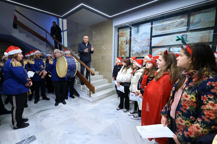 Χριστουγεννιάτικα κάλαντα στην Περιφέρεια από τους μαθητές του 4ου Δημοτικού Σχολείου και την Φιλαρμονική του Δήμου Λαρισαίων