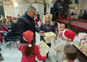 Στο άναμμα του χριστουγεννιάτικου δέντρου στα Μεγάλα Καλύβια ο Περιφερειάρχης Δημ. Κουρέτας