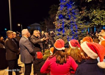 Άναψε το δέντρο στα Μεγάλα Καλύβια | Όμορφη χριστουγεννιάτικη γιορτή