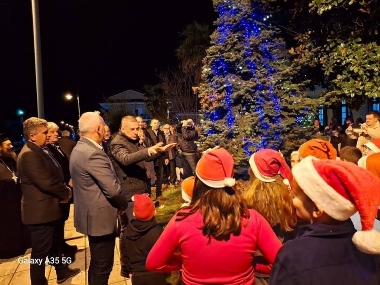 Άναψε το δέντρο στα Μεγάλα Καλύβια | Όμορφη χριστουγεννιάτικη γιορτή