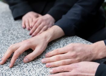 Δεν έχει ξαναγίνει σε κηδεία στη χώρα – “Πάγωσαν” οι συγγενείς – 20χρονος ανέβηκε πάνω στο φέρετρο της γυναίκας και άρχισε να…