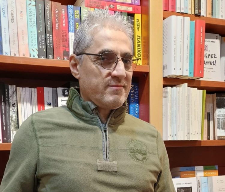 Κωστής Τσιοπελάκος: Η αγάπη για το βιβλίο ανθίζει τα Χριστούγεννα | Συνέντευξη με τον πρόεδρο των Βιβλιοπωλών Τρικάλων