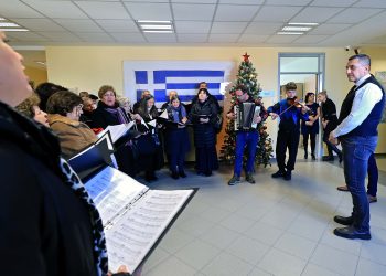 Η χορωδία «Ευεστώ» έψαλε τα κάλαντα στον Περιφερειάρχη Θεσσαλίας Δημήτρη Κουρέτα