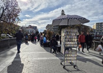 Οι Τρικαλινοί ποντάρουν στην τύχη τους – Τηρούν την παράδοση της αγοράς Πρωτοχρονιάτικου Λαχείου