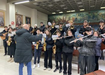 Τα κάλαντα στον Δήμαρχο Τρικκαίων από το Μουσικό Σχολείο Τρικάλων