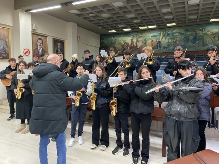 Τα κάλαντα στον Δήμαρχο Τρικκαίων από το Μουσικό Σχολείο Τρικάλων