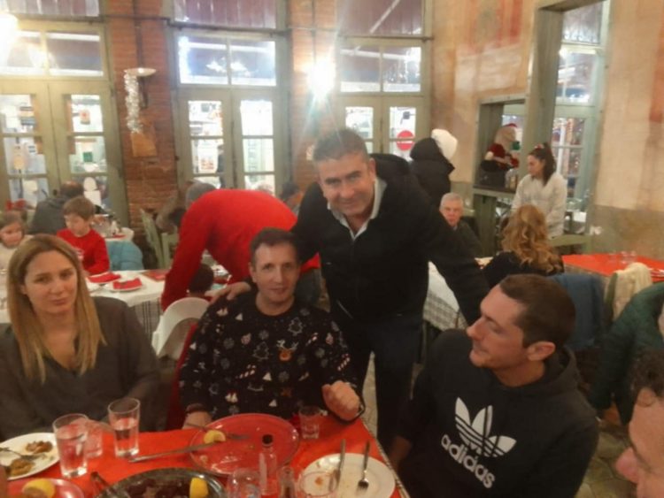 Γευστική στάση του Δημήτρη Μπάση στα φημισμένα «Μεζεδοκαμώματα»