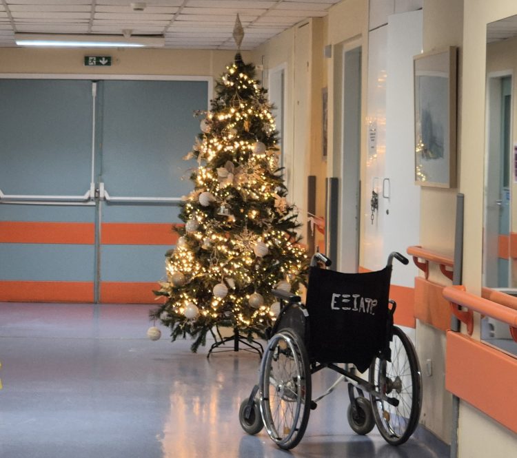 Χριστούγεννα στους διαδρόμους του Νοσοκομείου: Όπου η ελπίδα λάμπει περισσότερο από τα λαμπιόνια