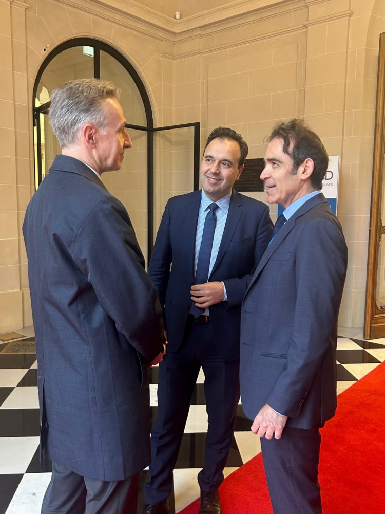 Δημήτρης Παπαστεργίου: «Η Τεχνητή Νοημοσύνη πρέπει να εκδημοκρατιστεί» – Ο Υπουργός Ψηφιακής Διακυβέρνησης στο «The Athens Roundtable on AI» στον ΟΟΣΑ στο Παρίσι