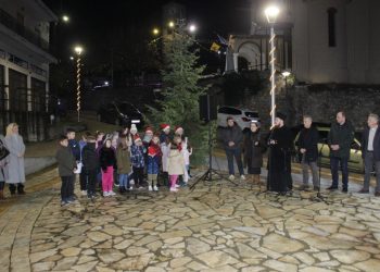 Η φωταγώγηση του Χριστουγεννιάτικου Δένδρου στην Πιαλεία μέσα σε μια ξεχωριστή εορταστική ατμόσφαιρα