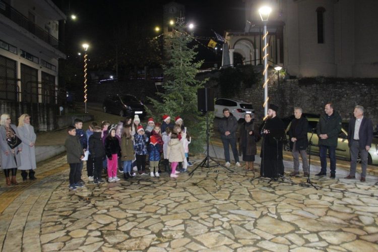 Η φωταγώγηση του Χριστουγεννιάτικου Δένδρου στην Πιαλεία μέσα σε μια ξεχωριστή εορταστική ατμόσφαιρα