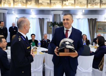 Η Πυροσβεστική Υπηρεσία τίμησε τον Περιφερειάρχη Δημ. Κουρέτα και τον Συντονιστή Πολιτικής Προστασίας Ηλ. Λεοντάρη