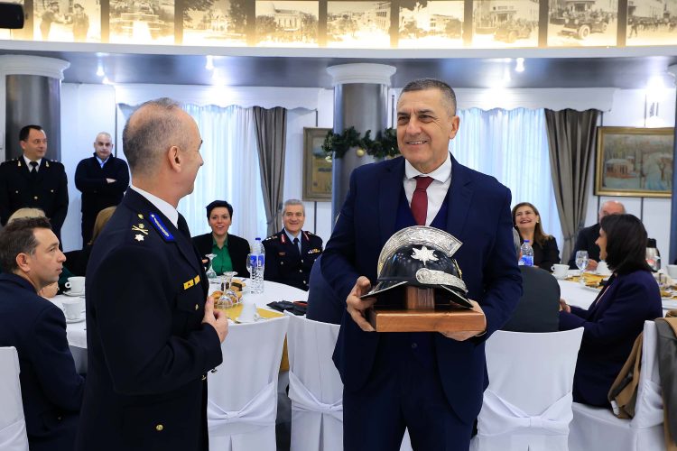 Η Πυροσβεστική Υπηρεσία τίμησε τον Περιφερειάρχη Δημ. Κουρέτα και τον Συντονιστή Πολιτικής Προστασίας Ηλ. Λεοντάρη