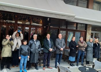 Χριστουγεννιάτικη μελωδία ακούστηκε στις Διευθύνσεις Εκπαίδευσης Τρικάλων