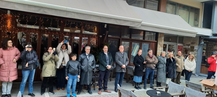 Χριστουγεννιάτικη μελωδία ακούστηκε στις Διευθύνσεις Εκπαίδευσης Τρικάλων