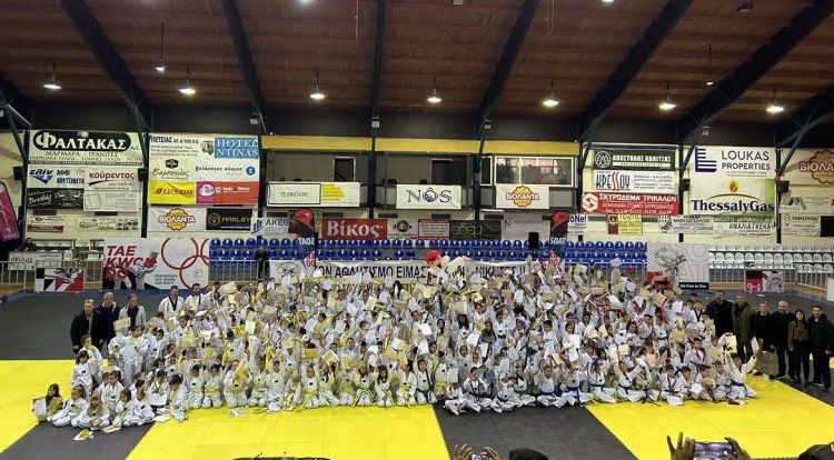 250 μικροί αθλητές συμμετείχαν στις εξετάσεις έγχρωμων ζωνών του ΣΟΑΤ