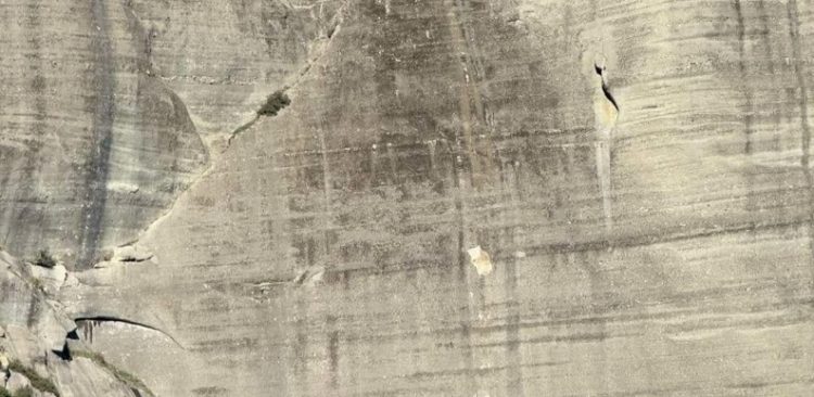 Καλαμπάκα: Κομμάτι βράχου αποκολλήθηκε από την “Αγιά” των Μετεώρων