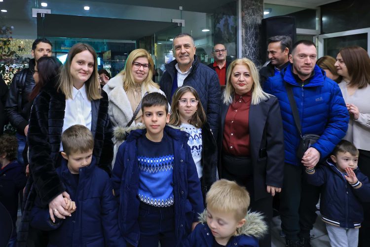 Η Περιφέρεια Θεσσαλίας έφερε τα Χριστούγεννα και στα Τρίκαλα με μια μαγική γιορτή για τα παιδιά
