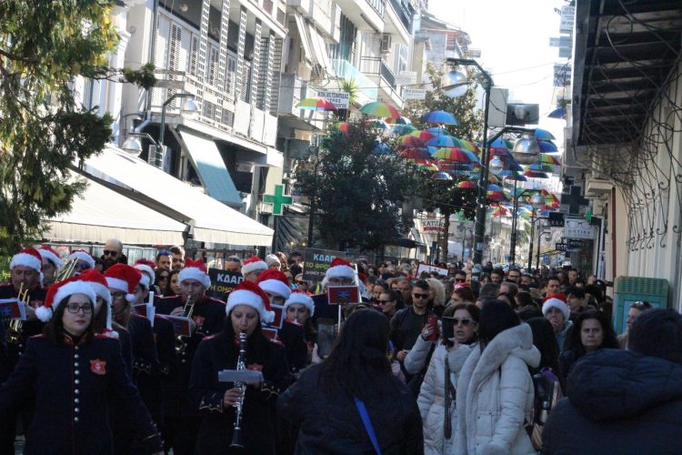 Χριστουγεννιάτικη παρέλαση στην πρωτεύουσα των Χριστουγέννων