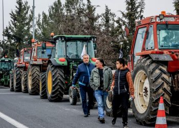 Στους δρόμους οι Θεσσαλοί αγρότες – Κατεβαίνουν με τα τρακτέρ στο κέντρο της Λάρισας