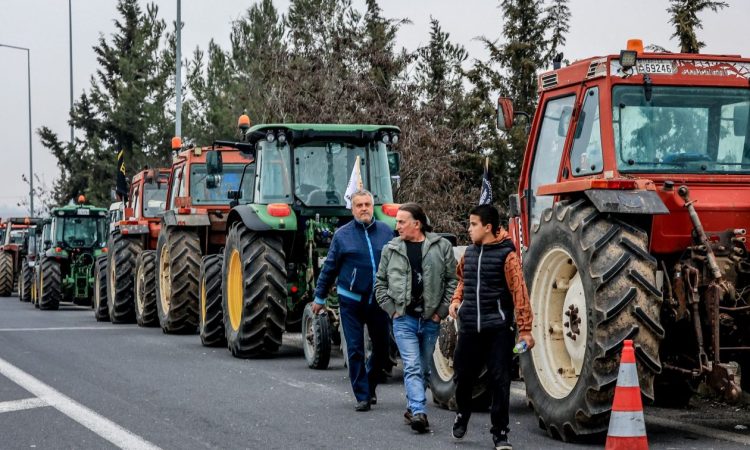 Στους δρόμους οι Θεσσαλοί αγρότες – Κατεβαίνουν με τα τρακτέρ στο κέντρο της Λάρισας