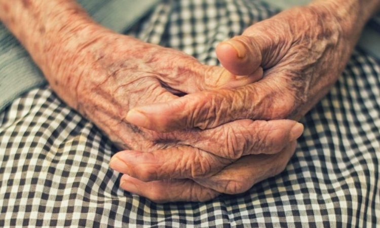 Ιωάννινα: 84χρονη… ατσίδα την «έστησε» σε απατεώνα που πήγε να την κλέψει