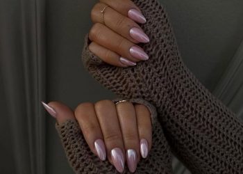 Strawberry Milk Nails: Η τάση που θα βλέπουμε παντού τους επόμενους μήνες