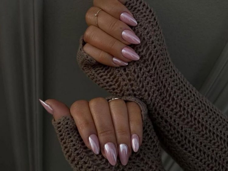 Strawberry Milk Nails: Η τάση που θα βλέπουμε παντού τους επόμενους μήνες