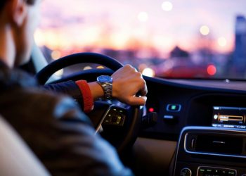 Πανικός σε εμπορικό κέντρο της Λάρισας – Οδηγός “μετέτρεψε” το πάρκινγκ σε… πίστα αγώνων και άρχισε τις κόντρες!!