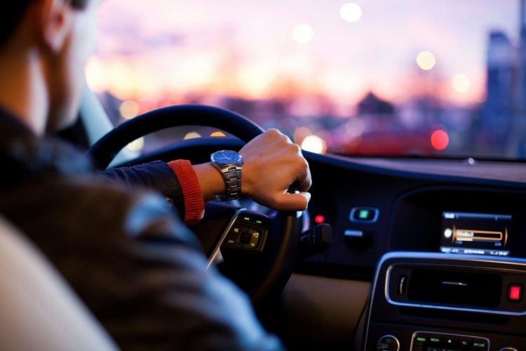 Πανικός σε εμπορικό κέντρο της Λάρισας – Οδηγός “μετέτρεψε” το πάρκινγκ σε… πίστα αγώνων και άρχισε τις κόντρες!!
