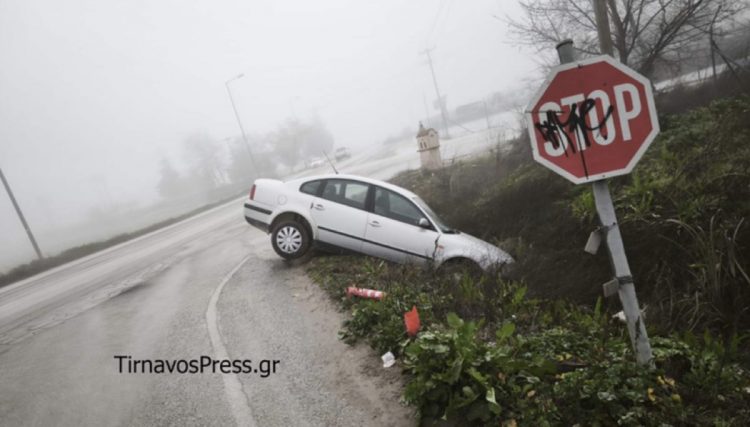Γιάννουλη: Αυτοκίνητο έπεσε σε βαθύ χαντάκι λόγω ομίχλης (ΕΙΚΟΝΕΣ)