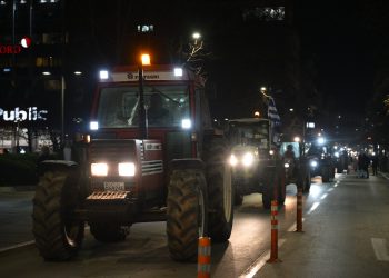 “Σεισμός” από την πορεία των τρακτέρ στην “καρδιά” της Λάρισας (ΕΙΚΟΝΕΣ)