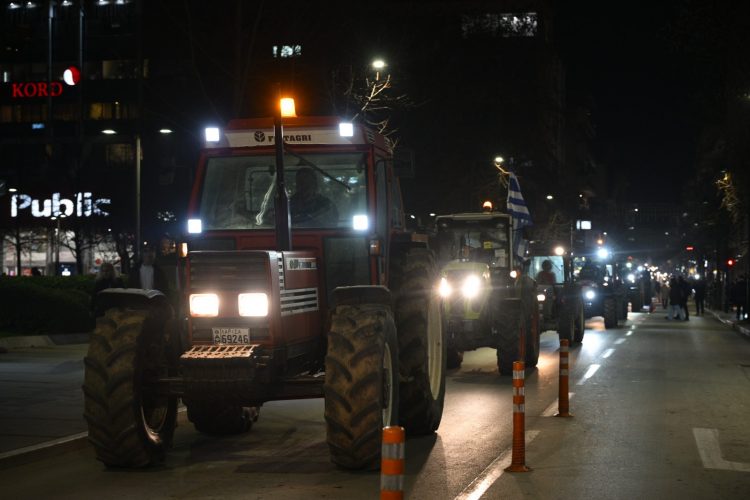 “Σεισμός” από την πορεία των τρακτέρ στην “καρδιά” της Λάρισας (ΕΙΚΟΝΕΣ)