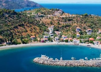 Σαμπατική: Το άγνωστο «διαμάντι» της Αρκαδίας με τα κρυστάλλινα νερά που «μαγεύει» τον επισκέπτη