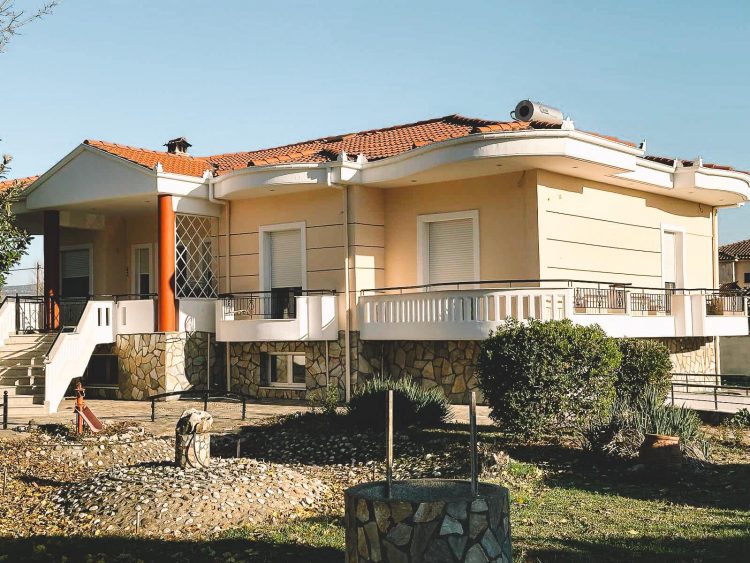 ΤΡΙΚΑΛΑ | Προς ΠΩΛΗΣΗ πολυτελής μονοκατοικία σε οικόπεδο γωνιακό 3000τμ.