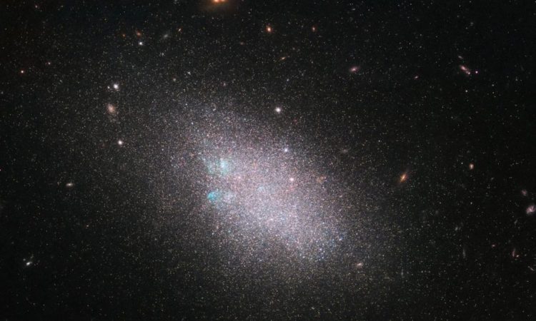 Το διαστημικό τηλεσκόπιο Hubble εντόπισε σμήνος άστρων ενός γαλαξία – «νάνου»