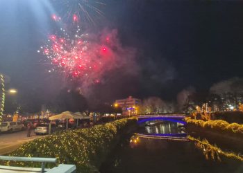 Με το βλέμμα στραμμένο στον ουρανό υποδέχθηκαν τη νέα χρονιά οι Τρικαλινοί! -Ευτυχισμένο 2025 από τα Τρίκαλα, την πρωτεύουσα των Χριστουγέννων!