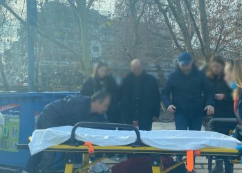 Αναστάτωση στο κέντρο των Τρικάλων | Γυναίκα σκόνταψε και τραυματίστηκε